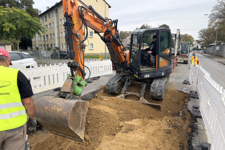 Aufgrund eines Loches im Abwasserkanal des Konrad-Adenauer-Rings in Wiesbaden, wurde über Jahre der Untergrund durch das Regenwasser weggespült. Dadurch entstand ein großen Hohlraum. Die Reparaturarbeiten laufen auf Hochtouren.,